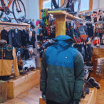 Rayon vêtements et accessoires hiver chez Sport Altitude à Guillestre, équipements pour skier à Risoul, Vars et Queyras.