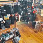 Gants et chaussettes de ski disponibles chez Sport Altitude à Guillestre, près des stations Risoul, Vars et Queyras.