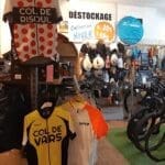 Rayon vélos et équipements outdoor chez Sport Altitude à Guillestre, pour la location de VTT, vélos de route et e-bikes dans les Hautes-Alpes.