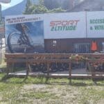 Façade du magasin Sport Altitude à Guillestre avec rayon vêtements, accessoires et vélos pour la location et la vente dans les Hautes-Alpes.