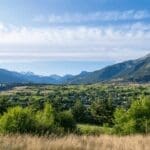 Panorama sur le village de Guillestre et la vallée du Queyras dans les Alpes du Sud.