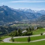 Route de montagne sinueuse près de Guillestre, entre le Queyras et le col de Vars.