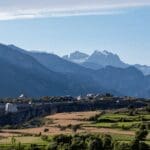 Vue sur les montagnes et la forteresse de Guillestre dans le parc naturel régional du Queyras.